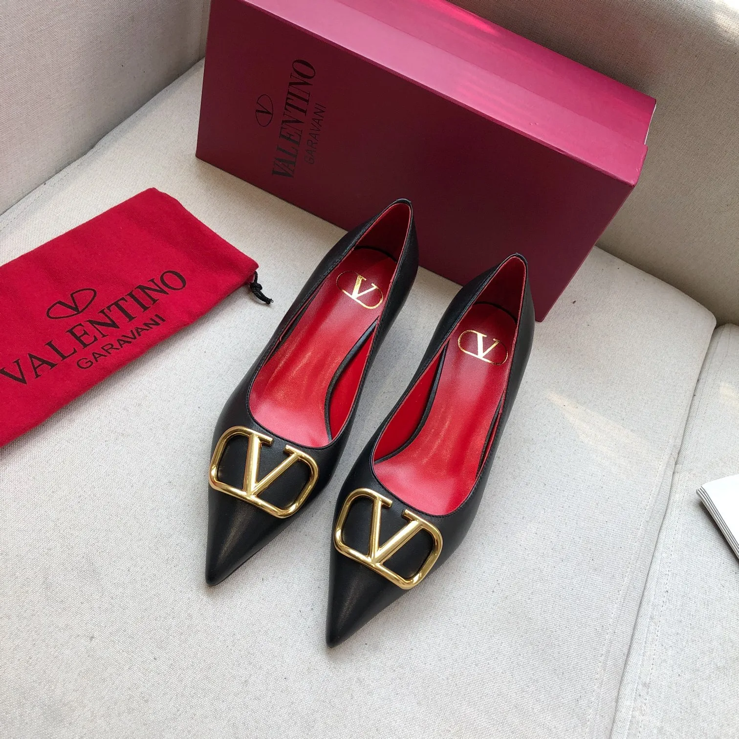 👟👟Ex-factory price 520👟👟 🆕Valentino. Valentino big v buckle shoes ㊙️Latest series in the counter, authentic version, perfect details It does not grind or tire your feet. It is a walking artifact. The last shape is completely compared to the counters. The details are perfect. Without the original version, it cannot be made so exquisite. Exclusive molded brass color. The highest version on the market. Fabric: imported sheepskin, lining and foot pads are all sheepskin. Color: 6 colors optional. Number of yards (34 to 41) 42 customized, non-refundable and non-exchangeable. Heel height: 4CM